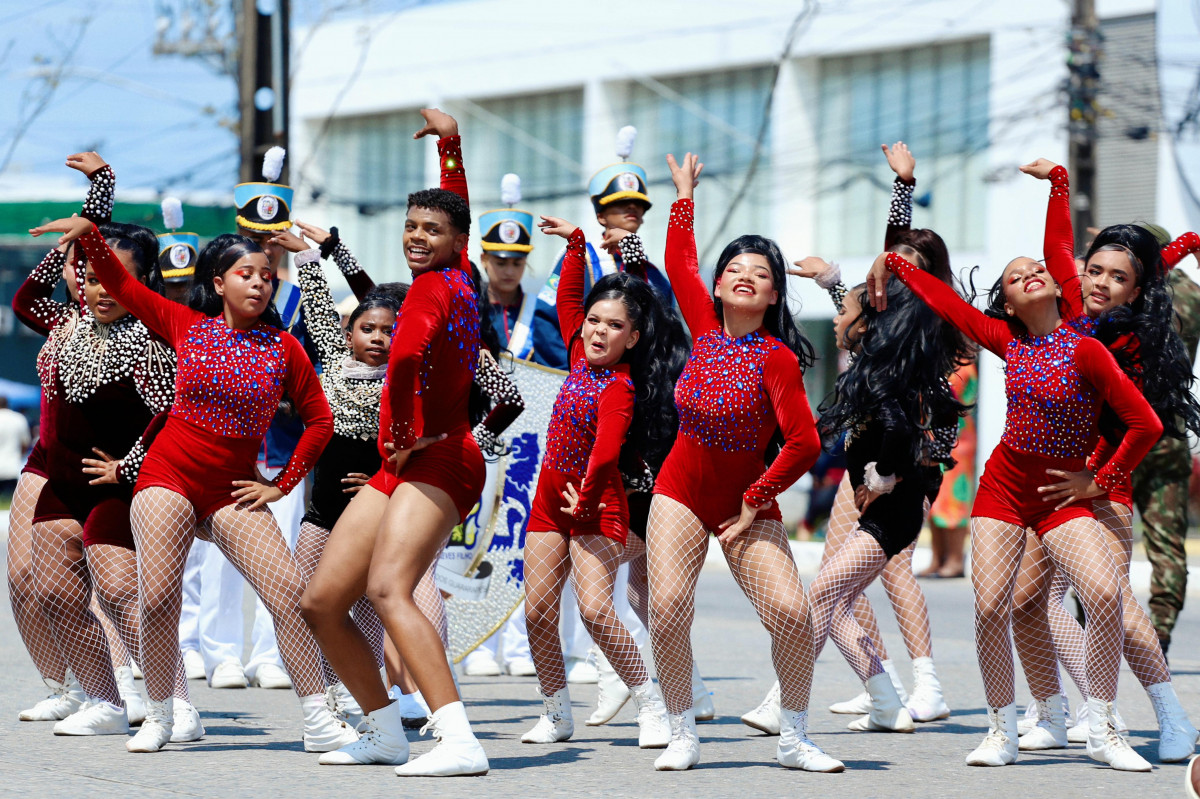 Pessoas LGBTs brilham em desfile cívico, no Recife (Melissa Fernandes/DP Foto)