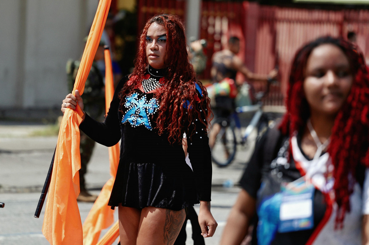Pessoas LGBTs brilham em desfile cívico, no Recife (Melissa Fernandes/DP Foto)