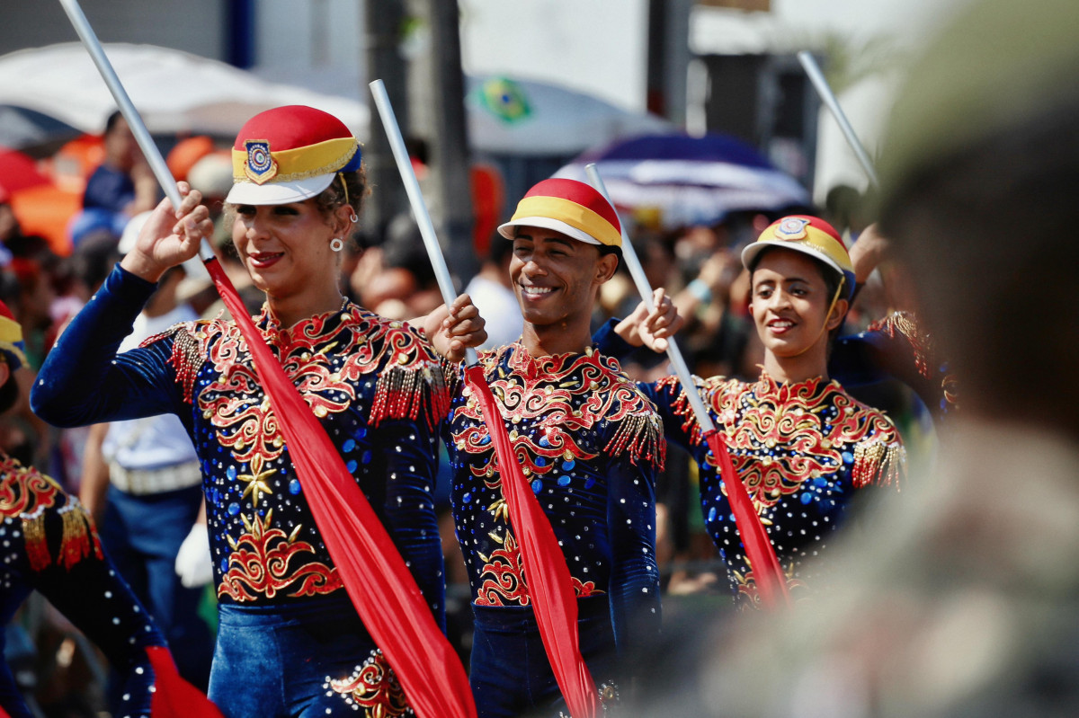 Pessoas LGBTs brilham em desfile cívico, no Recife (Melissa Fernandes/DP Foto)