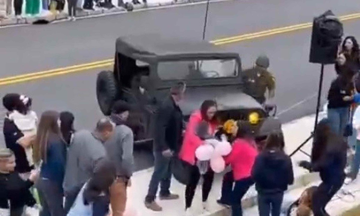 Ao menos quatro pessoas foram atropeladas por um jipe desgovernado durante o desfile cívico de 7 de Setembro, neste domingo (7/9), em Brusque, no Vale do Itajaí, em Santa Catarina (Reprodução) Ao menos quatro pessoas foram atropeladas por um jipe desgovernado durante o desfile cívico de 7 de Setembro, neste domingo (7/9), em Brusque, no Vale do Itajaí, em Santa Catarina/Reprodução