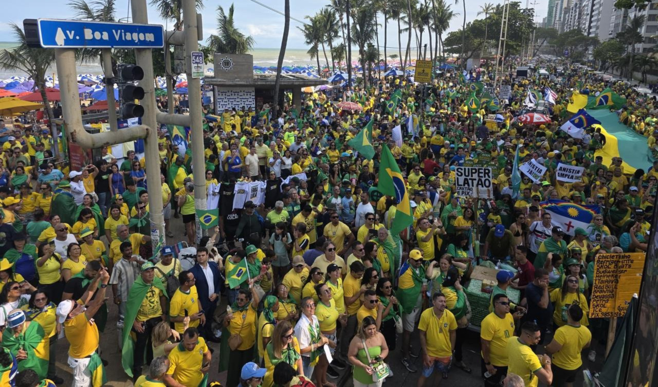 Manifestação em Boa Viagem reúne apoiadores de Bolsonaro por anistia (Foto: Julianne Guimarães/Divulgação) Manifestação em Boa Viagem reúne apoiadores de Bolsonaro por anistia/Foto: Julianne Guimarães/Divulgação