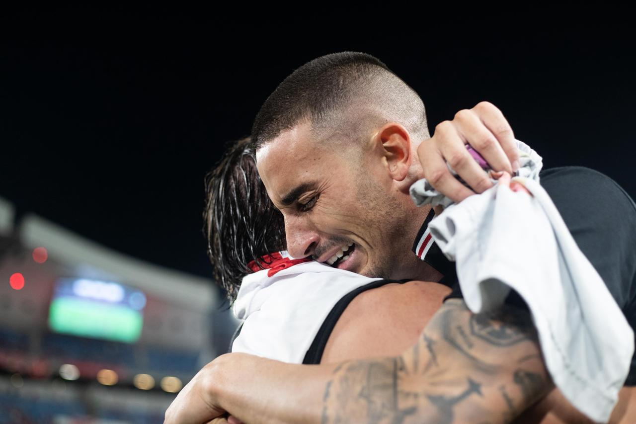 Thiago comemorou abraçado ao irmão Gabriel Galhardo (Caio Falcão/DP)