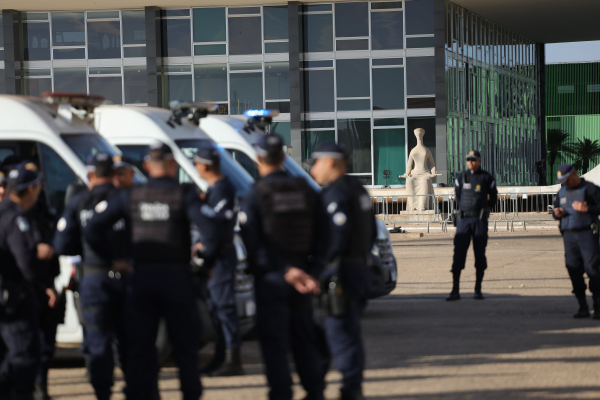 Brasília (DF), 02/09/2025 - Agentes da Polícia Militar em frente a esquema de segurança no STF para o início do julgamento de Bolsonaro e de mais sete réus da trama golpista. Foto: Fabio Rodrigues-Pozzebom/Agência Brasil (Fabio Rodrigues-Pozzebom/Agência Brasil) Brasília (DF), 02/09/2025 - Agentes da Polícia Militar em frente a esquema de segurança no STF para o início do julgamento de Bolsonaro e de mais sete réus da trama golpista. Foto: Fabio Rodrigues-Pozzebom/Agência Brasil/Fabio Rodrigues-Pozzebom/Agência Brasil