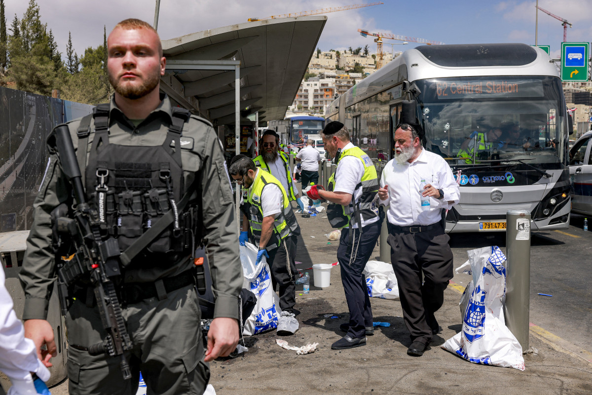 Membros dos serviços de emergência de busca e salvamento israelenses (ZAKA) coletam amostras no local de um tiroteio no cruzamento da estrada Ramot, em Jerusalém Oriental anexada a Israel, em 8 de setembro de 2025. Homens armados palestinos abriram fogo contra um ponto de ônibus em Jerusalém Oriental anexada a Israel em 8 de setembro, matando cinco pessoas e ferindo várias outras. O serviço de emergência israelense Magen David Adom (MDA) informou que houve cinco vítimas mortas no ataque a tiros, atualizando o número anterior de quatro. A polícia informou que os dois homens armados também foram mortos. (Foto: Menahem KAHANA / AFP) Membros dos serviços de emergência de busca e salvamento israelenses (ZAKA) coletam amostras no local de um tiroteio no cruzamento da estrada Ramot, em Jerusalém Oriental anexada a Israel, em 8 de setembro de 2025. Homens armados palestinos abriram fogo contra um ponto de ônibus em Jerusalém Oriental anexada a Israel em 8 de setembro, matando cinco pessoas e ferindo várias outras. O serviço de emergência israelense Magen David Adom (MDA) informou que houve cinco vítimas mortas no ataque a tiros, atualizando o número anterior de quatro. A polícia informou que os dois homens armados também foram mortos. /Foto: Menahem KAHANA / AFP