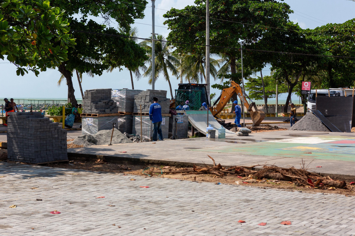 Obra está sendo realizada na orla de Olinda (Rafael Vieira/DP) Obra está sendo realizada na orla de Olinda /Rafael Vieira/DP