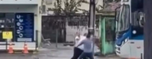 Motorista de ônibus e homem trocam socos em Igarassu (Foto: Reprodução)