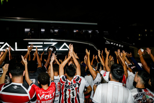 Torcida do Santa Cruz recepcionando a equipe no Arruda após acesso à Série C (Crysli Viana/ DP Foto)