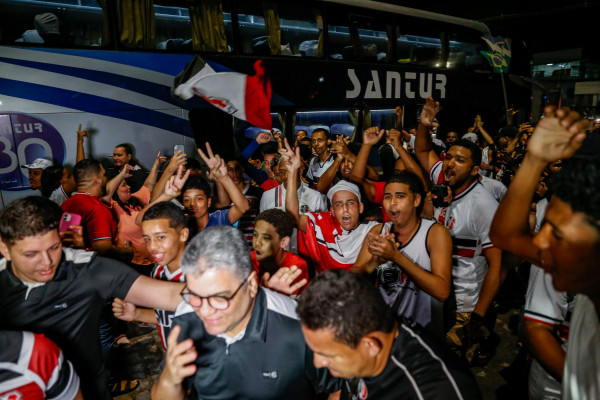 Torcida do Santa Cruz recepcionando a equipe no Arruda após acesso à Série C (Crysli Viana/ DP Foto)
