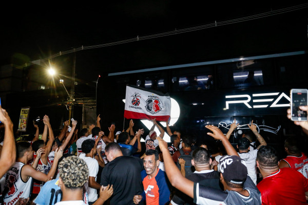 Torcida do Santa Cruz recepcionando a equipe no Arruda após acesso à Série C (Crysli Viana/ DP Foto)