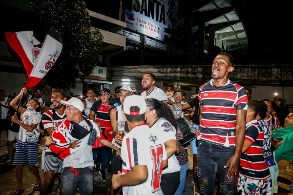 Torcida do Santa Cruz recepcionando a equipe no Arruda após acesso à Série C (Crysli Viana/ DP Foto)
