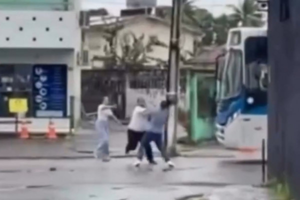 Motorista de ônibus e homem trocam socos em Igarassu (Foto: Reprodução)