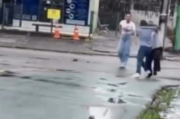 Motorista de ônibus e homem trocam socos em Igarassu (Foto: Reprodução)
