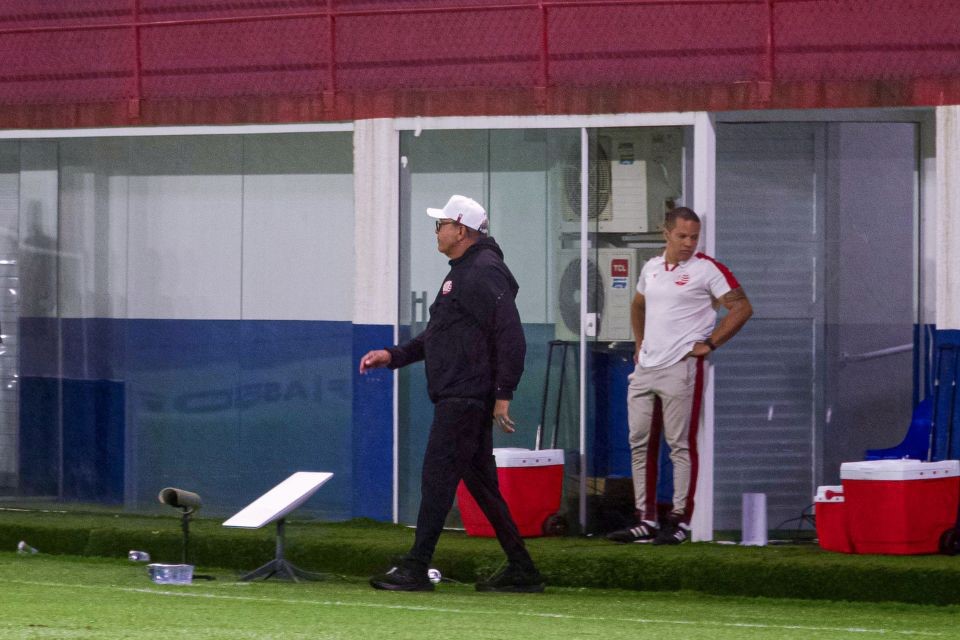 Hélio dos Anjos, técnico do Náutico, em partida contra o Brusque (João Guilherme / CNC) Hélio dos Anjos, técnico do Náutico, em partida contra o Brusque/João Guilherme / CNC