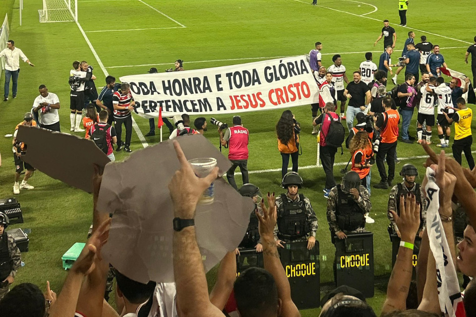 Faixa de jogadores e comissão técnica do Santa Cruz (Reprodução) Faixa de jogadores e comissão técnica do Santa Cruz/Reprodução