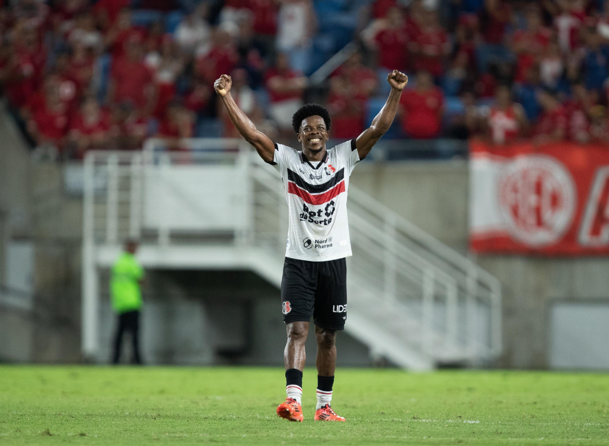 Balotelli, volante do Santa Cruz (Caio Falcão/Esp DP)