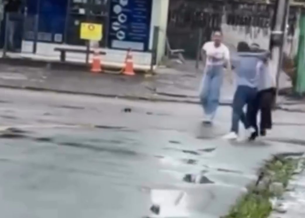 Motorista de ônibus e homem trocam socos em Igarassu (Foto: Reprodução) Motorista de ônibus e homem trocam socos em Igarassu/Foto: Reprodução