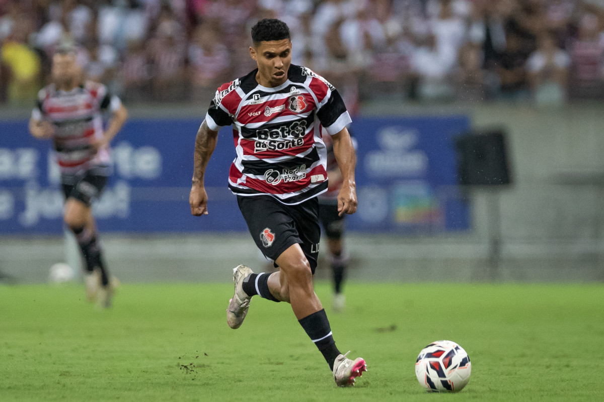 Recife, PE, 09/09/2025 - SANTA CRUZ X AMERICA DE NATAL - Na tarde deste sábado (30),  a equipe do Santa Cruz recebeu a equipe do América de Natal pelo Campeonato Brasileiro da Serie D 2025 na Arena de Pernambuco. Jogador do Santa Cruz, Thiaguinho/Rafael Vieira