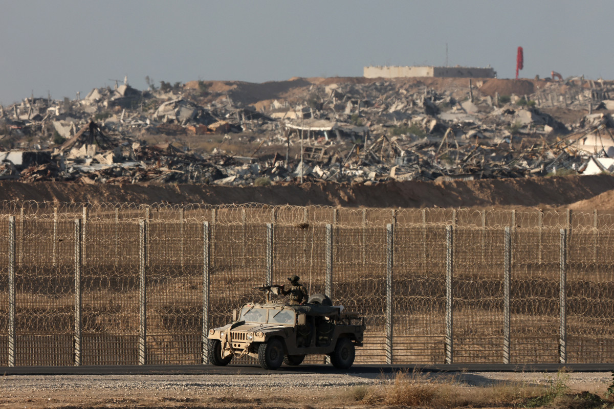 
Tropas israelenses posicionadas na cerca da fronteira com a Faixa de Gaza, no sul de Israel, em 9 de setembro de 2025. O exército israelense anunciou em 9 de setembro que agiria com "grande força" na Cidade de Gaza e ordenou que os moradores se retirassem, intensificando o ataque mortal ao maior centro urbano do território palestino. (Foto de Jack GUEZ / AFP) ( AFP)