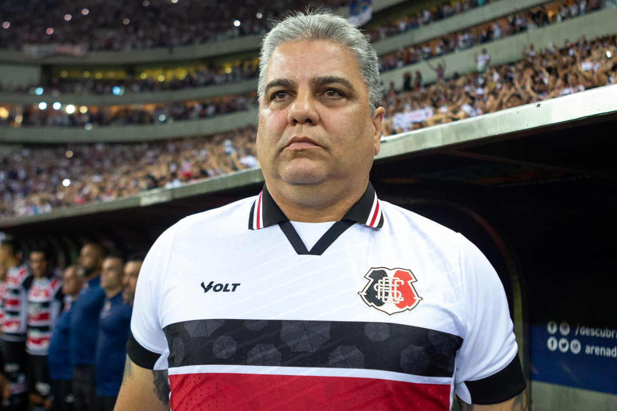 Recife, PE, 09/09/2025 - SANTA CRUZ X AMERICA DE NATAL - Na tarde deste sábado (30),  a equipe do Santa Cruz recebeu a equipe do América de Natal pelo Campeonato Brasileiro da Serie D 2025 na Arena de Pernambuco. Técnico do Santa Cruz, Marcelo Cabo (Rafael Vieira)