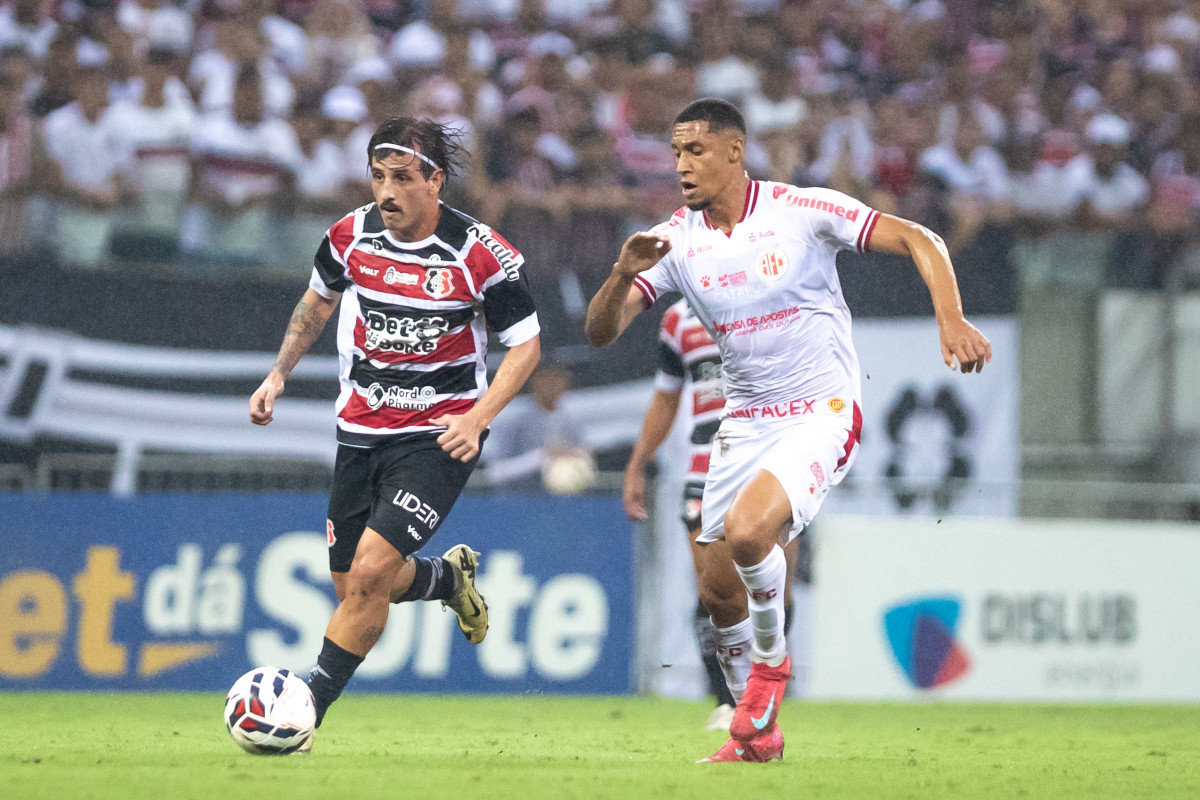 Recife, PE, 09/09/2025 - SANTA CRUZ X AMERICA DE NATAL - Na tarde deste sábado (30),  a equipe do Santa Cruz recebeu a equipe do América de Natal pelo Campeonato Brasileiro da Serie D 2025 na Arena de Pernambuco. Jogador do Santa Cruz, Gabriel Galhardo (Rafael Vieira)