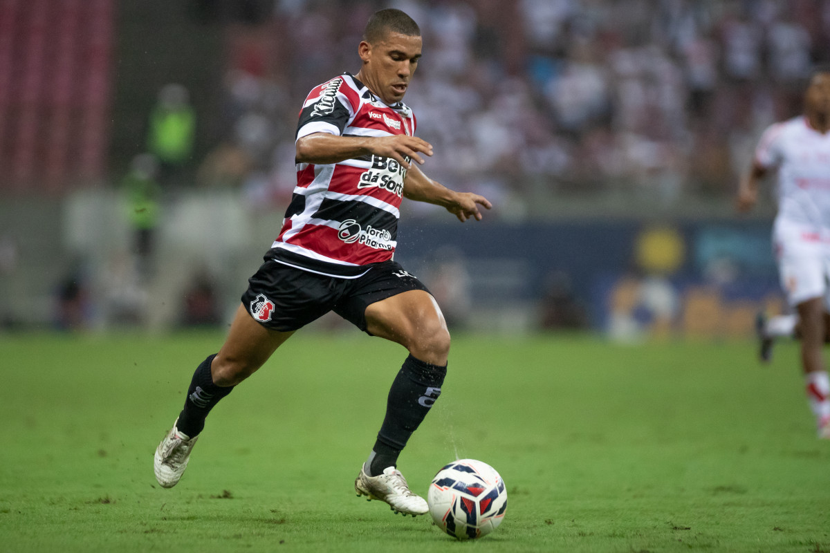 Recife, PE, 09/09/2025 - SANTA CRUZ X AMERICA DE NATAL - Na tarde deste sábado (30),  a equipe do Santa Cruz recebeu a equipe do América de Natal pelo Campeonato Brasileiro da Serie D 2025 na Arena de Pernambuco. Jogador do Santa Cruz, Toty (Rafael Vieira)