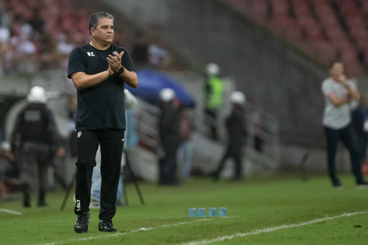 Recife, PE, 09/09/2025 - SANTA CRUZ X AMERICA DE NATAL - Na tarde deste sábado (30),  a equipe do Santa Cruz recebeu a equipe do América de Natal pelo Campeonato Brasileiro da Serie D 2025 na Arena de Pernambuco. Técnico do Santa Cruz, Marcelo Cabo (Rafael Vieira)