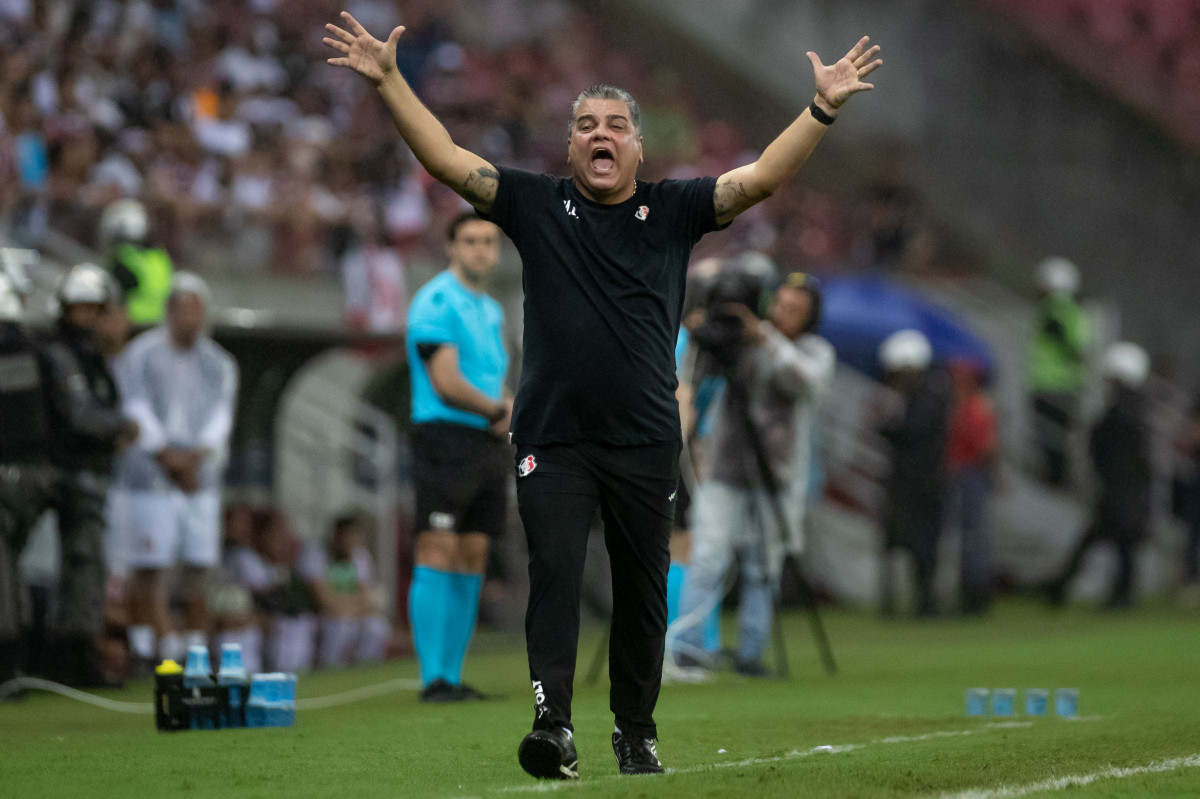 Recife, PE, 09/09/2025 - SANTA CRUZ X AMERICA DE NATAL - Na tarde deste s&aacute;bado (30),  a equipe do Santa Cruz recebeu a equipe do Am&eacute;rica de Natal pelo Campeonato Brasileiro da Serie D 2025 na Arena de Pernambuco. T&eacute;cnico do Santa Cruz, Marcelo Cabo/Rafael Vieira