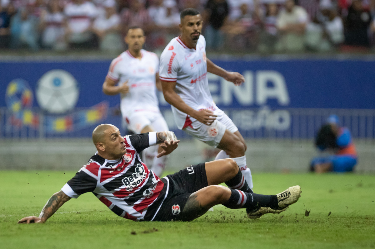 Recife, PE, 09/09/2025 - SANTA CRUZ X AMERICA DE NATAL - Na tarde deste sábado (30),  a equipe do Santa Cruz recebeu a equipe do América de Natal pelo Campeonato Brasileiro da Serie D 2025 na Arena de Pernambuco. Jogador do Santa Cruz, Ariel (Rafael Vieira)