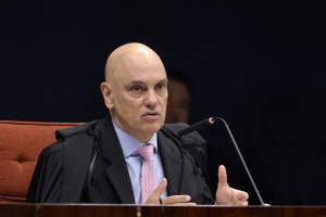 Relator do caso, ministro Alexandre de Moraes é o primeiro a votar no julgamento do núcleo 1 da trama golpista no STF