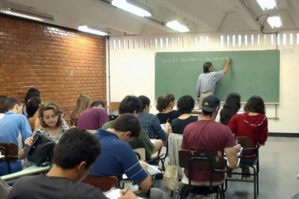 De acordo com o Instituto Brasileiro de Geografia e Estatística (IBGE), apenas um a cada cinco, ou seja, 20,5% dos brasileiros de 25 anos ou mais têm ensino superior, conforme dados de 2024 (Foto: Arquivo/Agência Brasil)