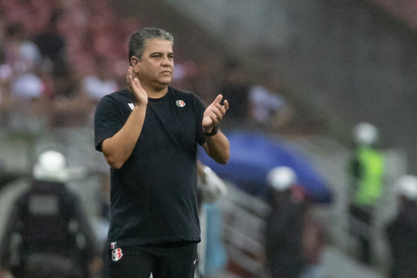 Recife, PE, 09/09/2025 - SANTA CRUZ X AMERICA DE NATAL - Na tarde deste sábado (30),  a equipe do Santa Cruz recebeu a equipe do América de Natal pelo Campeonato Brasileiro da Serie D 2025 na Arena de Pernambuco. Técnico do Santa Cruz, Marcelo Cabo  (Rafael Vieira)