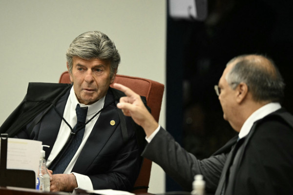 Durante julgamento da trama golpista, Fux reclama de intervenção de Dino e interrompe voto de Moraes, expondo tensão no STF. (Evaristo Sá/AFP)