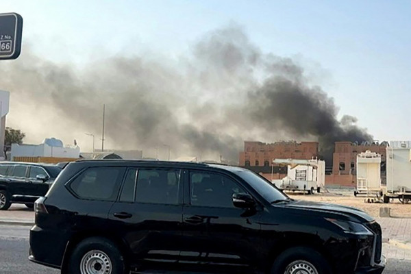 Esta captura de tela, obtida de uma filmagem da AFPTV, mostra a fumaça subindo após explosões na capital de Doha, Catar, em 9 de setembro de 2025. Um oficial militar israelense disse à AFP que os militares realizaram ataques aéreos em Doha em 9 de setembro, em uma operação que teve como alvo líderes seniores do grupo militante palestino Hamas. (Foto de Jacqueline PENNEY / AFPTV / AFP) ( AFP)