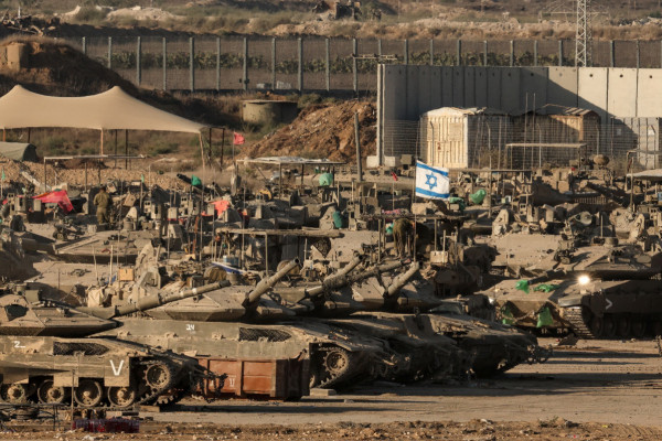 Tropas israelenses posicionadas na cerca da fronteira com a Faixa de Gaza, no sul de Israel, em 9 de setembro de 2025. O exército israelense anunciou em 9 de setembro que agiria com "grande força" na Cidade de Gaza e ordenou que os moradores se retirassem, intensificando o ataque mortal ao maior centro urbano do território palestino. (Foto de Jack GUEZ / AFP) ( AFP)