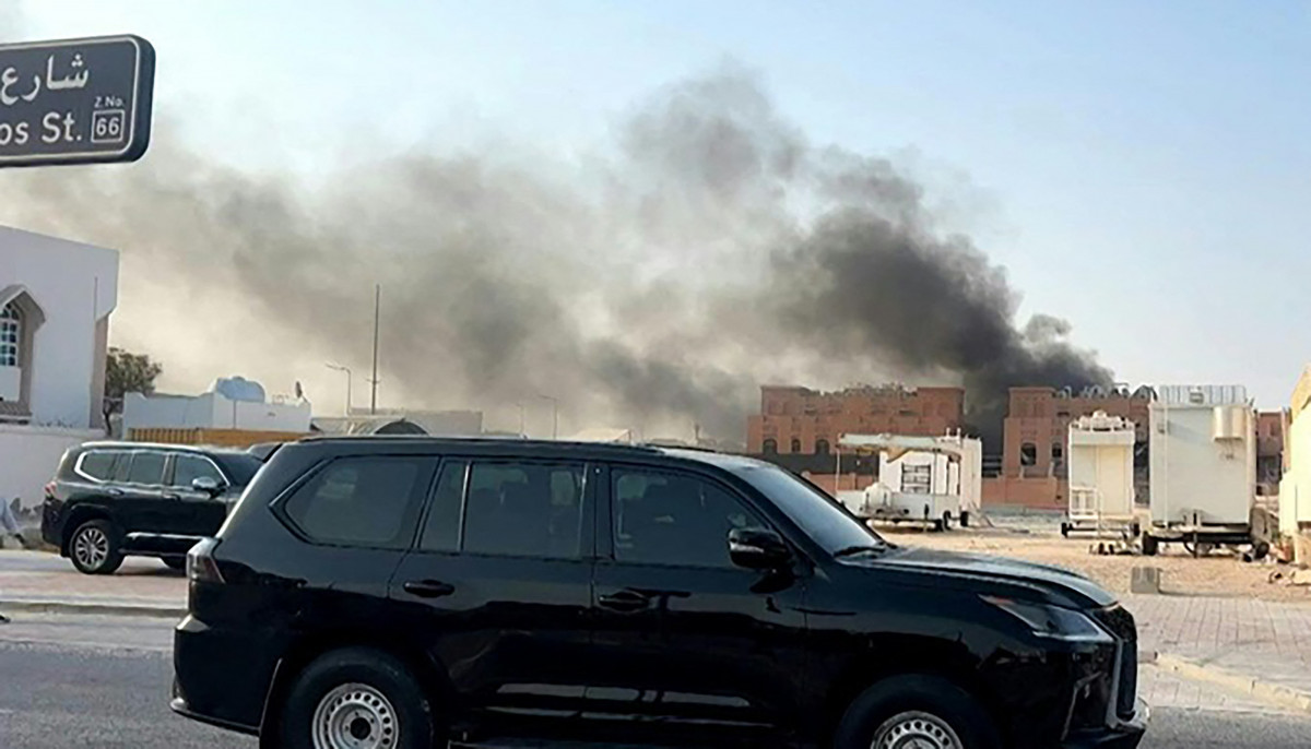 Esta captura de tela, obtida de uma filmagem da AFPTV, mostra a fumaça subindo após explosões na capital de Doha, Catar, em 9 de setembro de 2025. Um oficial militar israelense disse à AFP que os militares realizaram ataques aéreos em Doha em 9 de setembro, em uma operação que teve como alvo líderes seniores do grupo militante palestino Hamas. (Foto de Jacqueline PENNEY / AFPTV / AFP)/ AFP