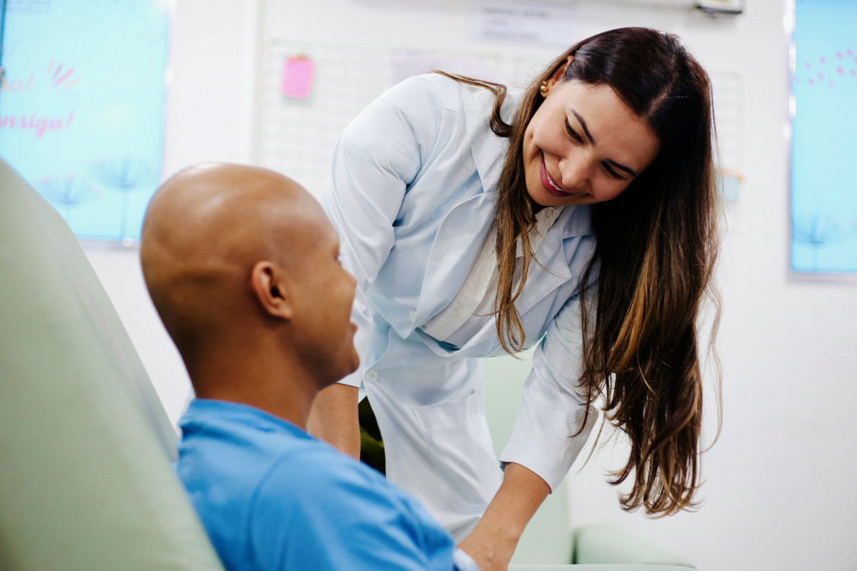Setembro dourado e o câncer infanto juvenil, na foto, Dra Suellen Martins. Oncologista pediatra do HCP e Victor Vicente Barroso da Silva Santos (Melissa Fernandes )