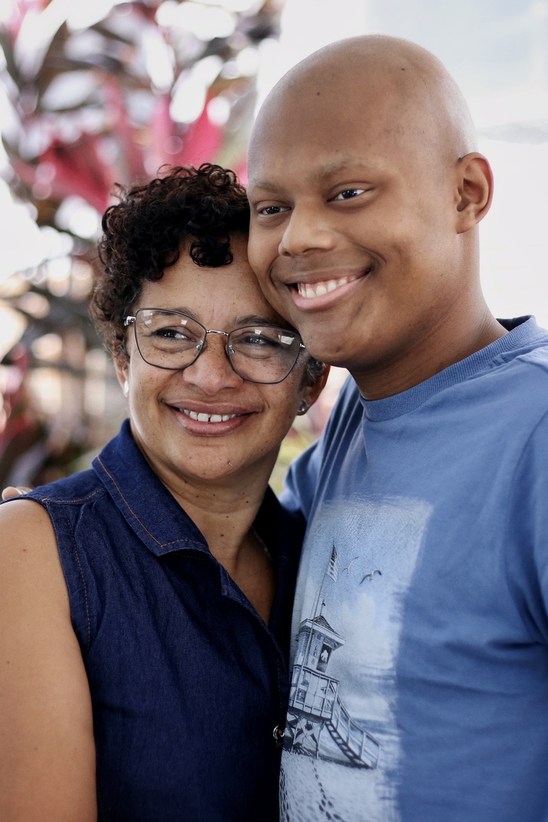Setembro dourado e o câncer infanto juvenil, na foto, Marileide Barroso da Silva, 54 anos e Victor Vicente Barroso da Silva Santos, 19 anos (Melissa Fernandes )