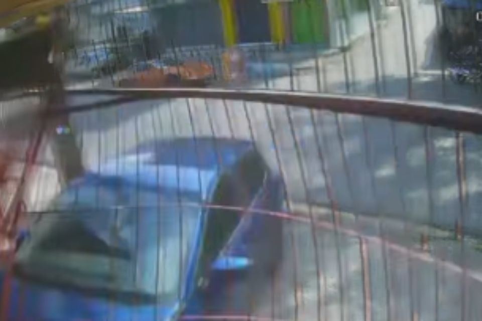 Vídeo mostra carro desgovernado atingindo muro ao lado de igreja
(Reprodução/redes sociais) Vídeo mostra carro desgovernado atingindo muro ao lado de igreja
/Reprodução/redes sociais