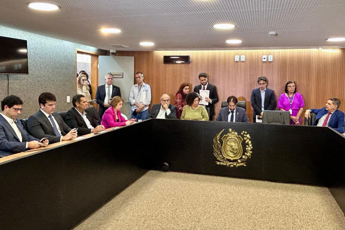 Álvaro Porto determinou que o vice-presidente da Alepe, Rodrigo Farias (PSB), assinasse o ofício. Uma nova reunião será marcada para que sejam indicados os integrantes da CPI/Foto: Blog Dantas Barreto