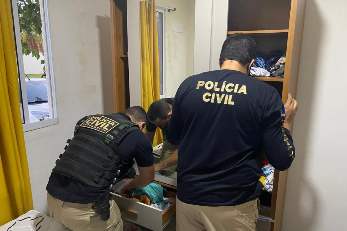 Quadrilha suspeita de tráfico e lavagem de dinheiro e alvo de operação com 17 mandados
(Divulgação/PCPE) Quadrilha suspeita de tráfico e lavagem de dinheiro e alvo de operação com 17 mandados
/Divulgação/PCPE