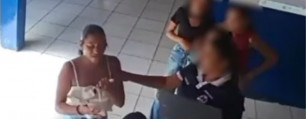 Vídeo mostra Alícia saindo do banheiro com a mão no ouvido  (Reprodução/Redes Sociais )