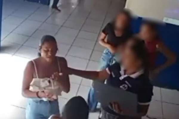 Vídeo mostra Alícia saindo do banheiro com a mão no ouvido  (Reprodução/Redes Sociais )