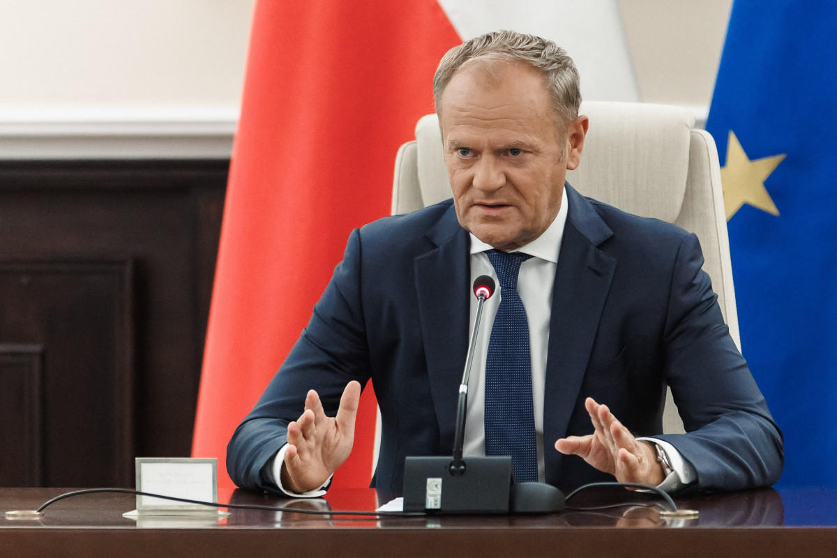 Esta imagem de 10 de setembro de 2025, divulgada pelo gabinete do Primeiro-Ministro polonês, mostra o Primeiro-Ministro polonês, Donald Tusk (C), liderando uma reunião de emergência em Varsóvia após drones russos violarem o espaço aéreo polonês. As defesas aéreas da OTAN ajudaram a conter drones que entraram no espaço aéreo polonês durante a noite, e o chefe da aliança, Mark Rutte, está em contato com Varsóvia, disse uma porta-voz da OTAN. O Primeiro-Ministro polonês, Donald Tusk, disse que a violação do espaço aéreo polonês por vários drones russos durante a noite foi uma grande provocação dirigida à UE e aos membros da OTAN. (Foto: HANDOUT / AFP) (Foto: FOTO AFP / GABINETE DO PRIMEIRO-MINISTRO POLONÊS / BYLINE) Esta imagem de 10 de setembro de 2025, divulgada pelo gabinete do Primeiro-Ministro polonês, mostra o Primeiro-Ministro polonês, Donald Tusk (C), liderando uma reunião de emergência em Varsóvia após drones russos violarem o espaço aéreo polonês. As defesas aéreas da OTAN ajudaram a conter drones que entraram no espaço aéreo polonês durante a noite, e o chefe da aliança, Mark Rutte, está em contato com Varsóvia, disse uma porta-voz da OTAN. O Primeiro-Ministro polonês, Donald Tusk, disse que a violação do espaço aéreo polonês por vários drones russos durante a noite foi uma grande provocação dirigida à UE e aos membros da OTAN. (Foto: HANDOUT / AFP) /Foto: FOTO AFP / GABINETE DO PRIMEIRO-MINISTRO POLONÊS / BYLINE