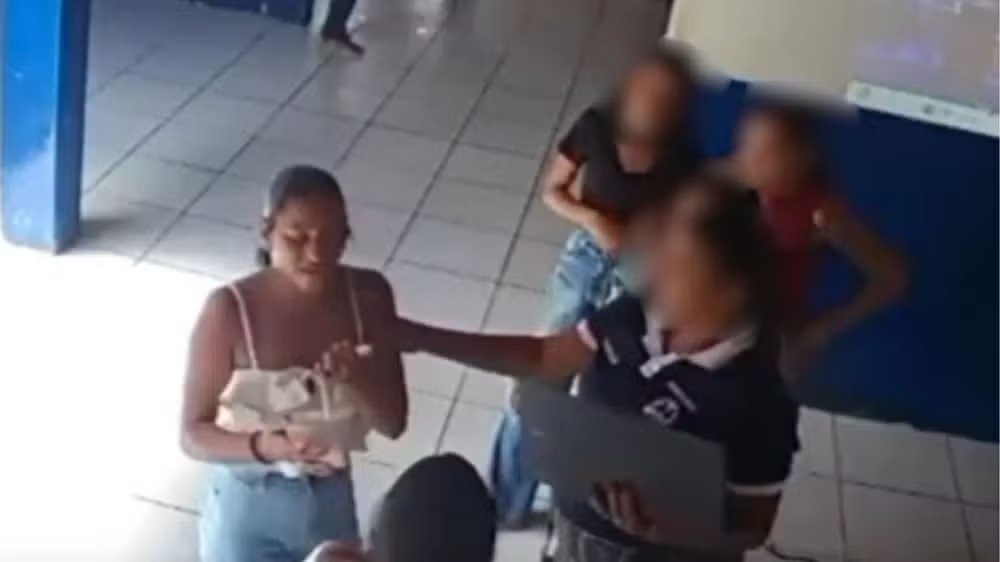 Vídeo mostra Alícia saindo do banheiro com a mão no ouvido /Reprodução/Redes Sociais 