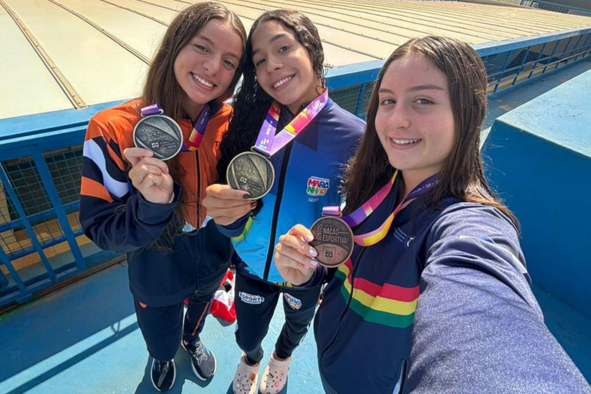 Nadadora Ana Clara Lyra com a medalha de bronze/Divulgação
