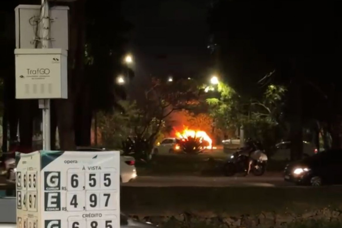 Veículo entra em chamas na Praça Manuel Markman (Foto: Reprodução/Whatsapp)