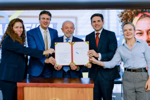 


Cerimônia de sanção do PL n. 41/2025, que autoriza a criação da Carteira Nacional Docente – CND