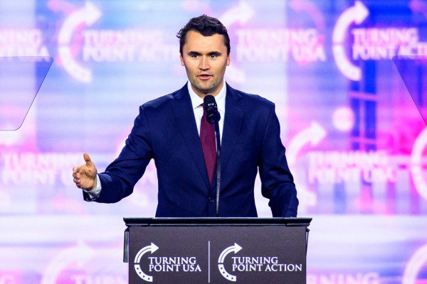 O ativista de direita americano Charlie Kirk discursa no palco do America Fest 2024 em Phoenix, Arizona, em 22 de dezembro de 2024. O jovem ativista de direita e influenciador Charlie Kirk, um importante aliado do presidente Donald Trump, foi morto a tiros em 10 de setembro de 2025, em um assassinato que gerou temores de mais violência política em um Estados Unidos cada vez mais febril. Trump confirmou nas redes sociais que Kirk, de 31 anos, morreu em decorrência dos ferimentos. (Foto de JOSH EDELSON / AFP) ( AFP)