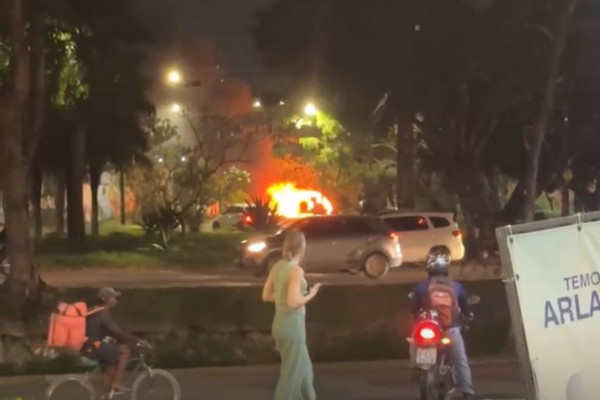 Veículo entra em chamas na Praça Manuel Markman (Foto: Reprodução/Whatsapp)