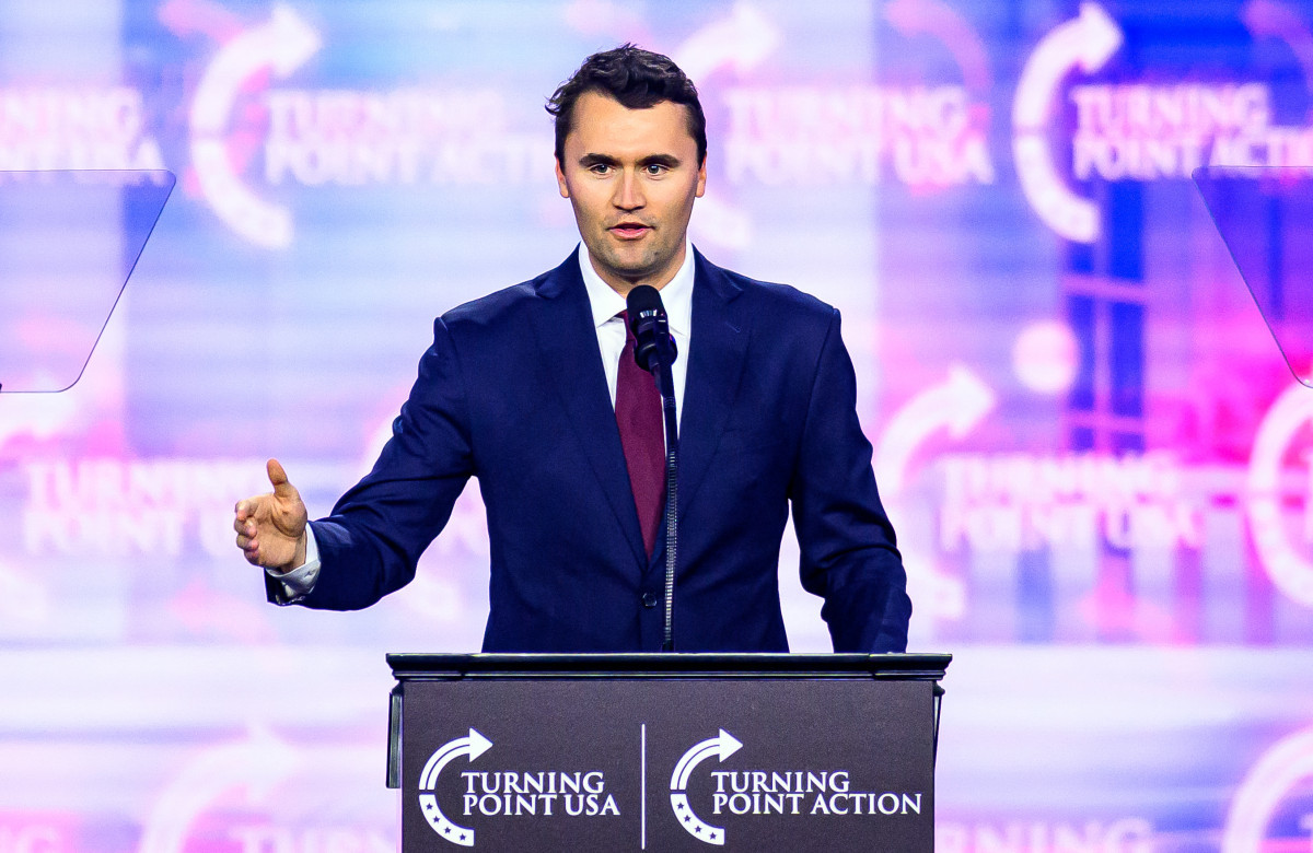 O ativista de direita americano Charlie Kirk discursa no palco do America Fest 2024 em Phoenix, Arizona, em 22 de dezembro de 2024. O jovem ativista de direita e influenciador Charlie Kirk, um importante aliado do presidente Donald Trump, foi morto a tiros em 10 de setembro de 2025, em um assassinato que gerou temores de mais violência política em um Estados Unidos cada vez mais febril. Trump confirmou nas redes sociais que Kirk, de 31 anos, morreu em decorrência dos ferimentos. (Foto de JOSH EDELSON / AFP)/ AFP